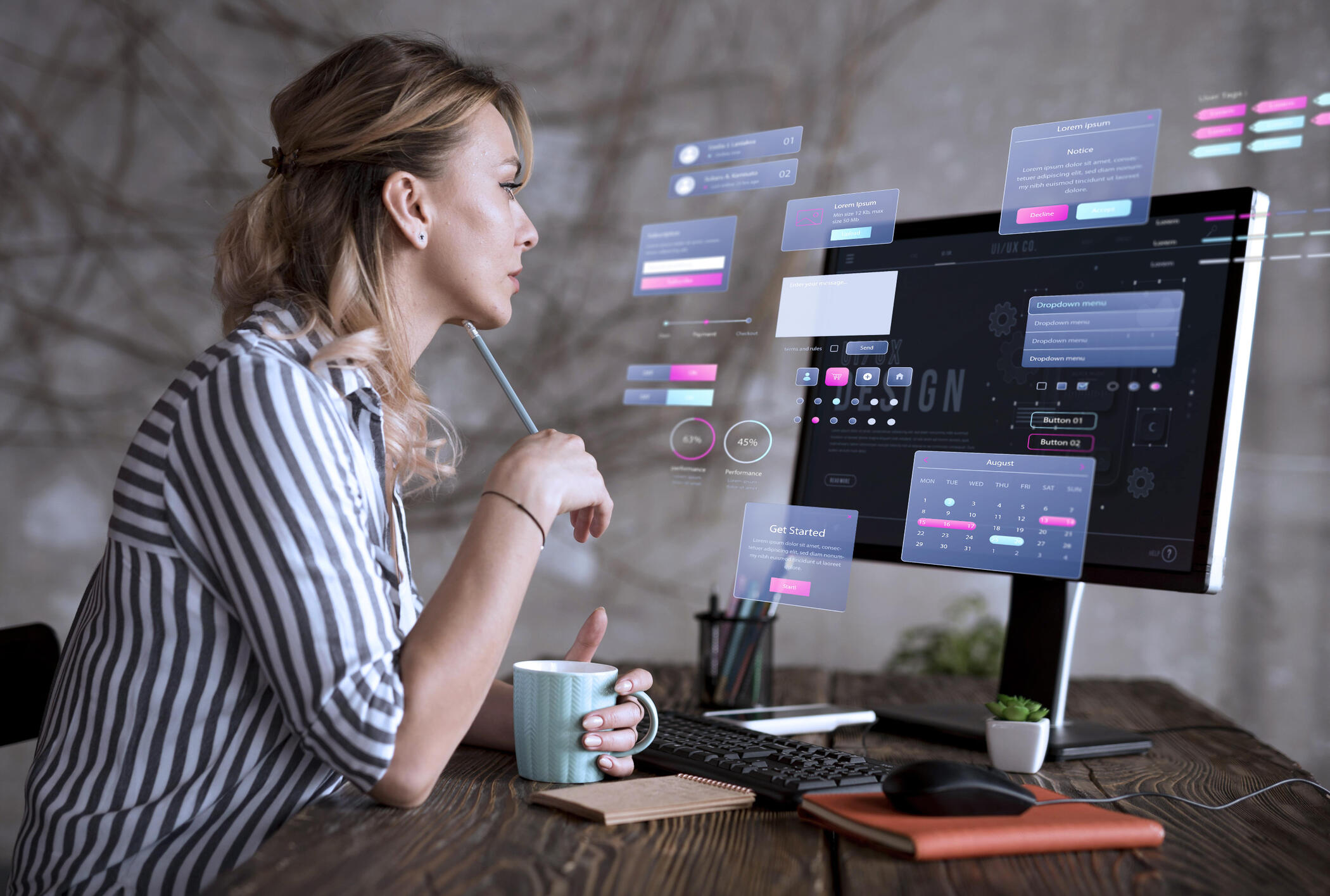 Mujer revisando en su pantalla los resultados de seguimiento en crm