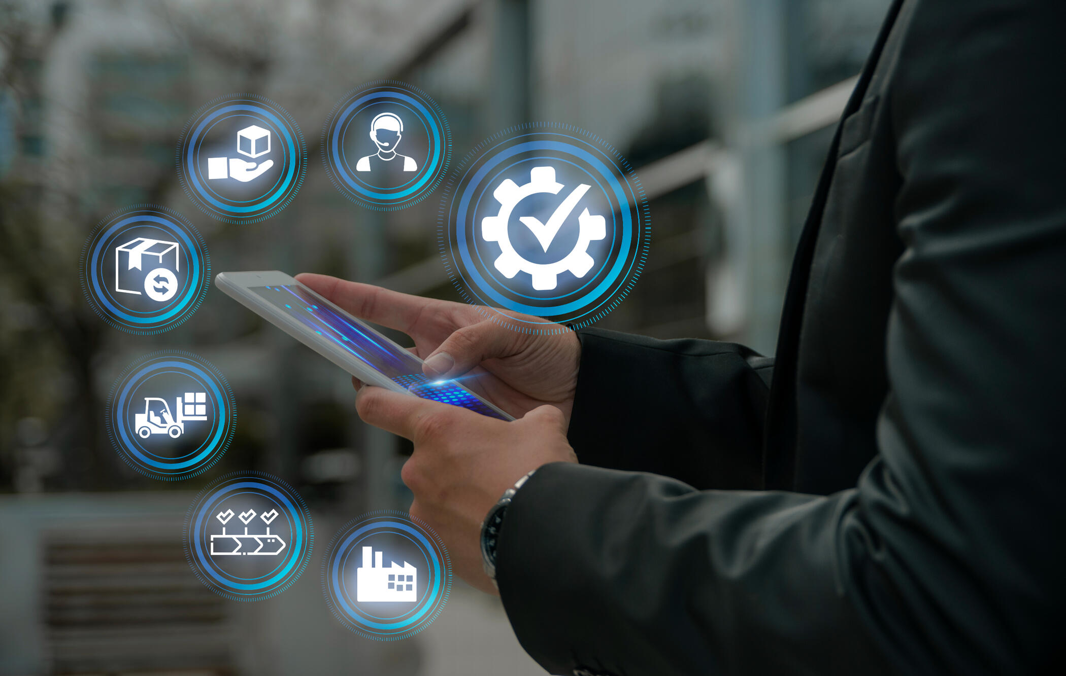 Mujer revisando en su pantalla los resultados de seguimiento en crm